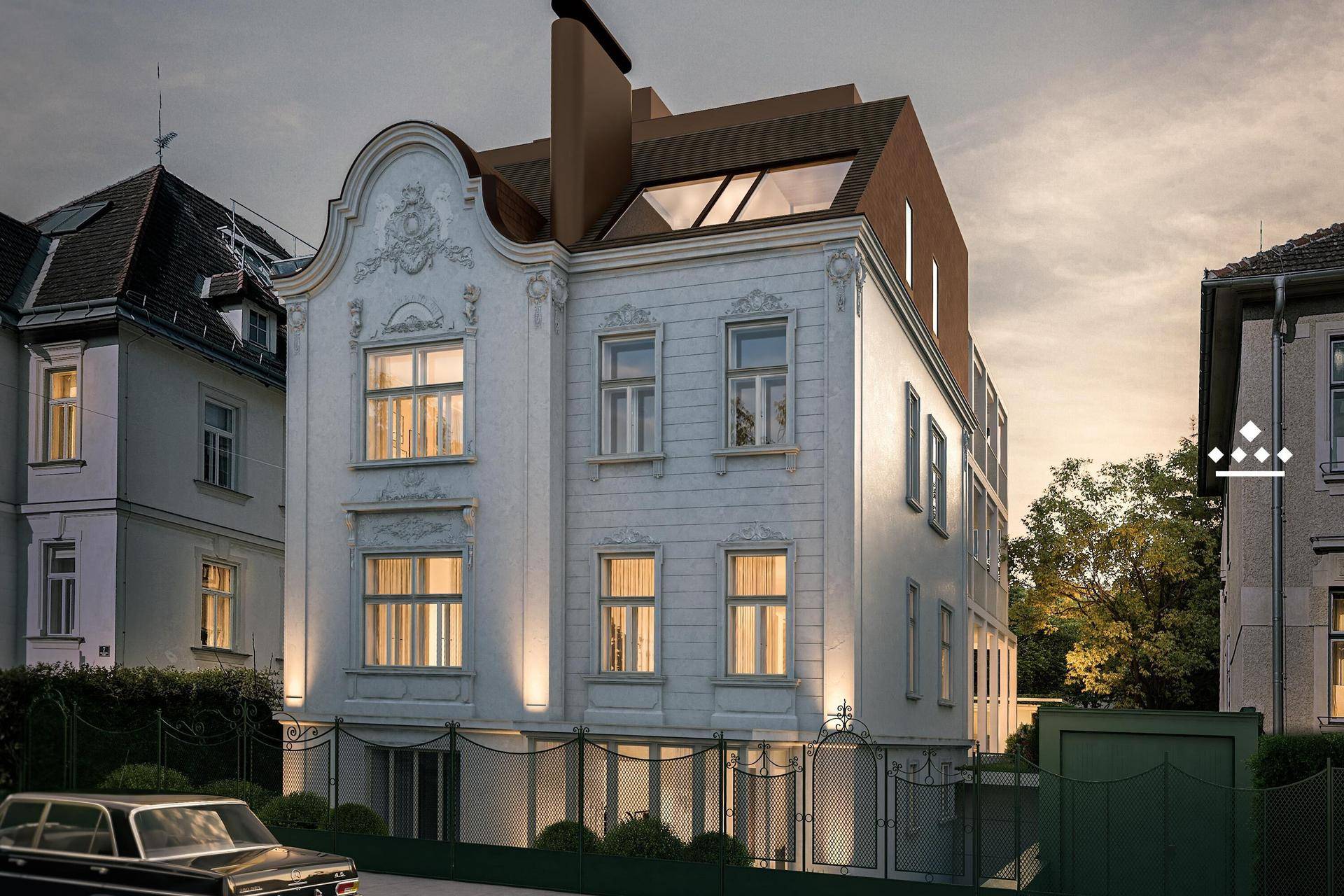 Historische Fassade eines Altbaus bei Dämmerung mit beleuchteten Fenstern und neuem Dach.