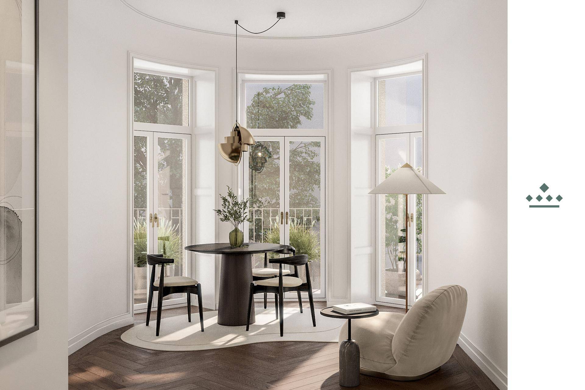 Eleganter Essbereich mit dunklem Fischgrätparkett und großen Fenstern mit Blick ins Grüne.