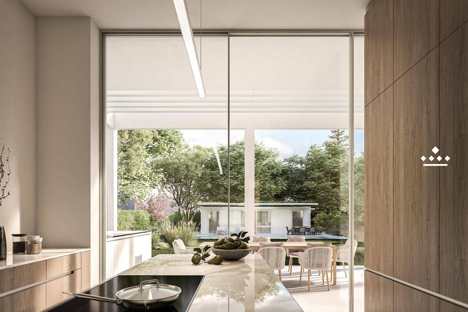Moderne Küche mit großen Glasfronten und direktem Blick in den Garten.