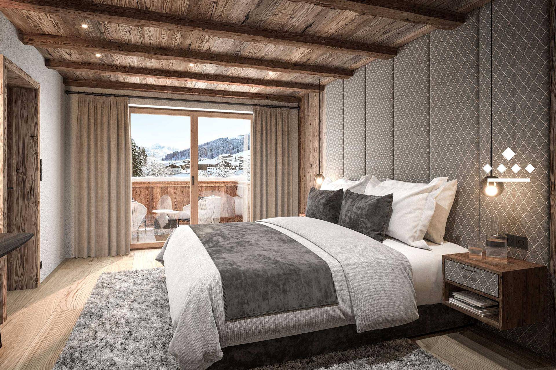 Gemütliches Schlafzimmer mit Holzbalkendecke, Balkonzugang und malerischem Blick auf die verschneiten Berge.