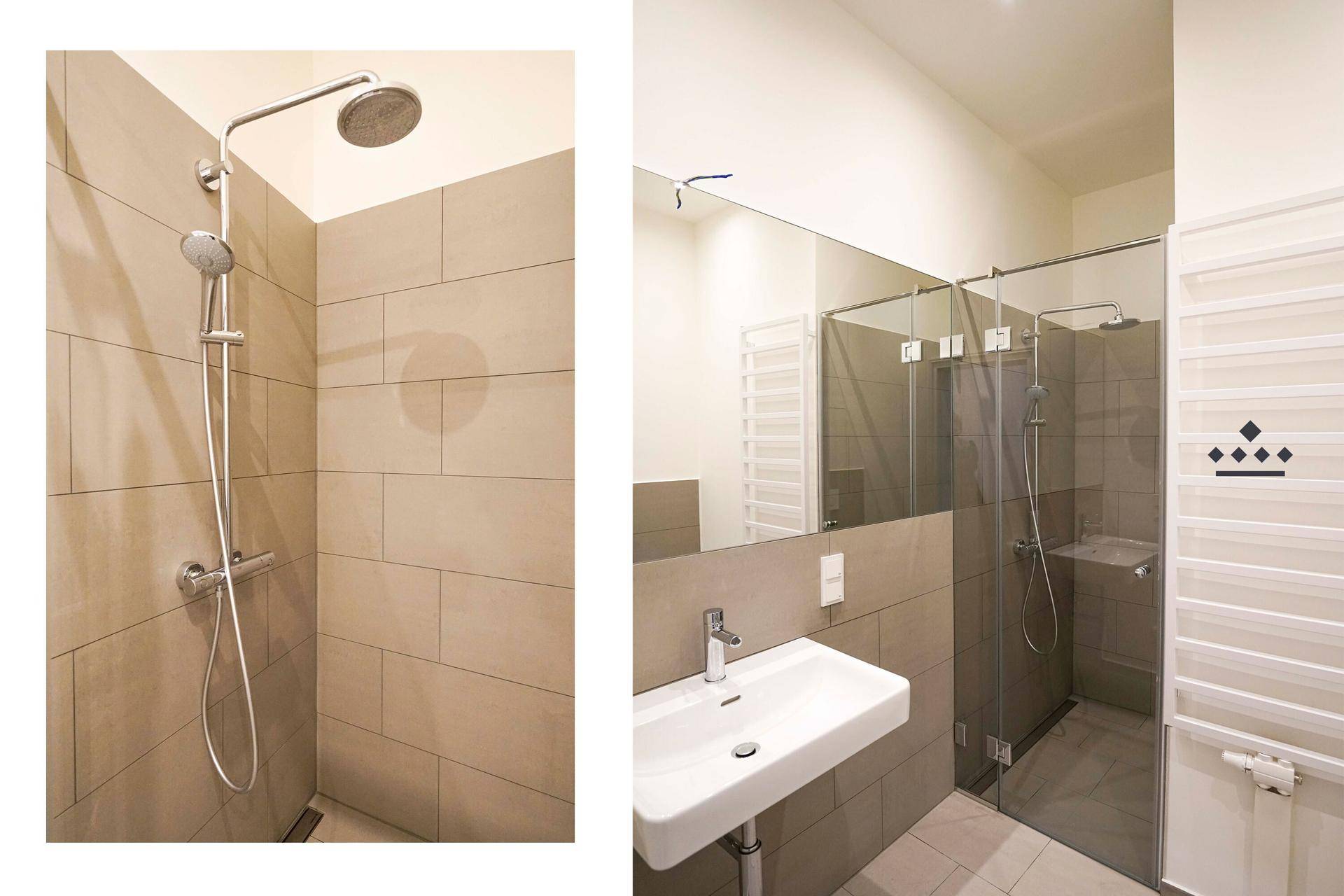 Modernes Badezimmer mit begehbarer Dusche, großem Spiegel und beheiztem Handtuchhalter.