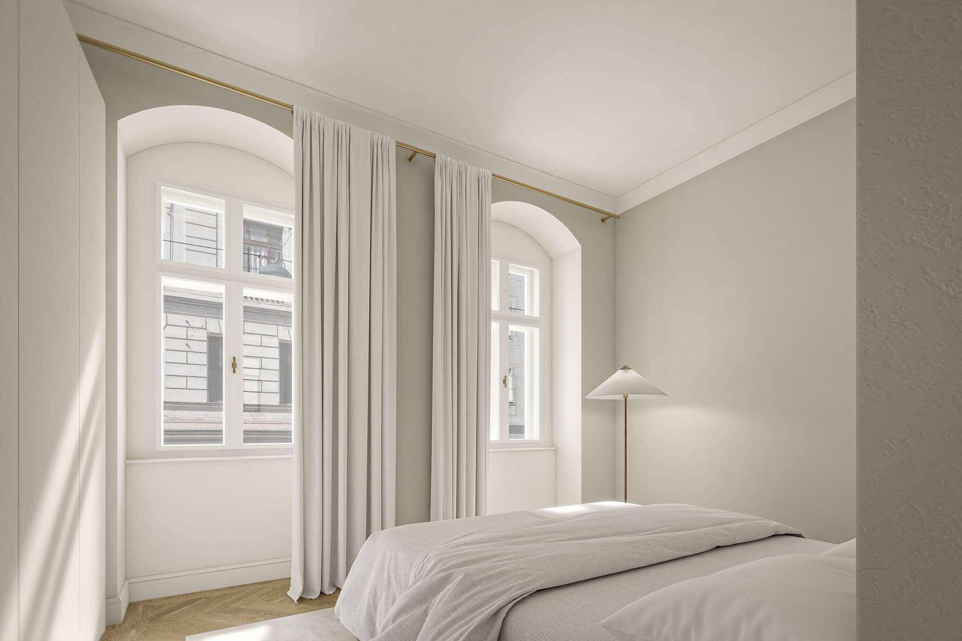 Helles Schlafzimmer mit hohen, bogenförmigen Fenstern und Blick auf die umliegenden Gebäude.