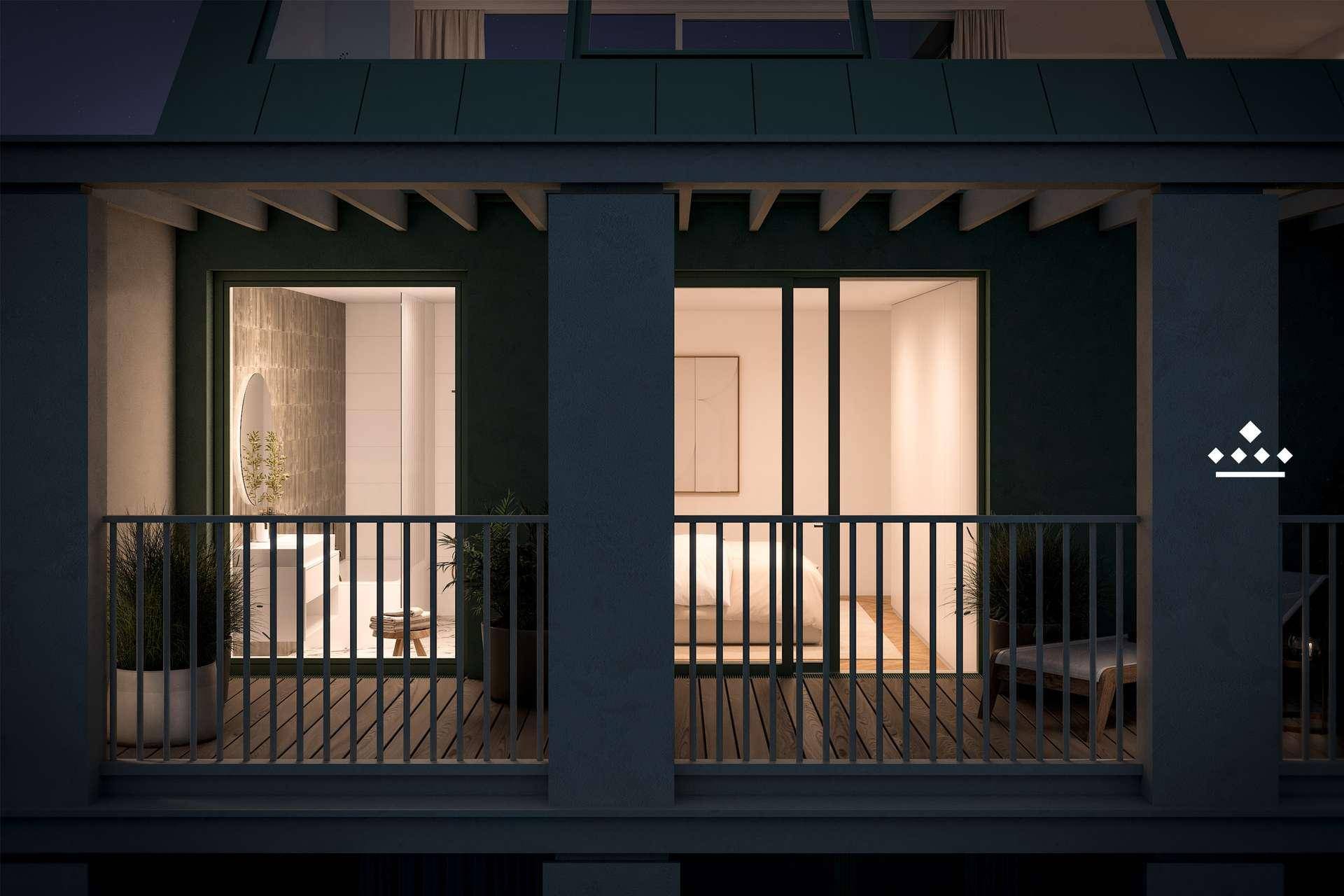 Balkonansicht bei Nacht, mit Blick auf ein modernes Badezimmer und Schlafzimmer durch die Fenster.