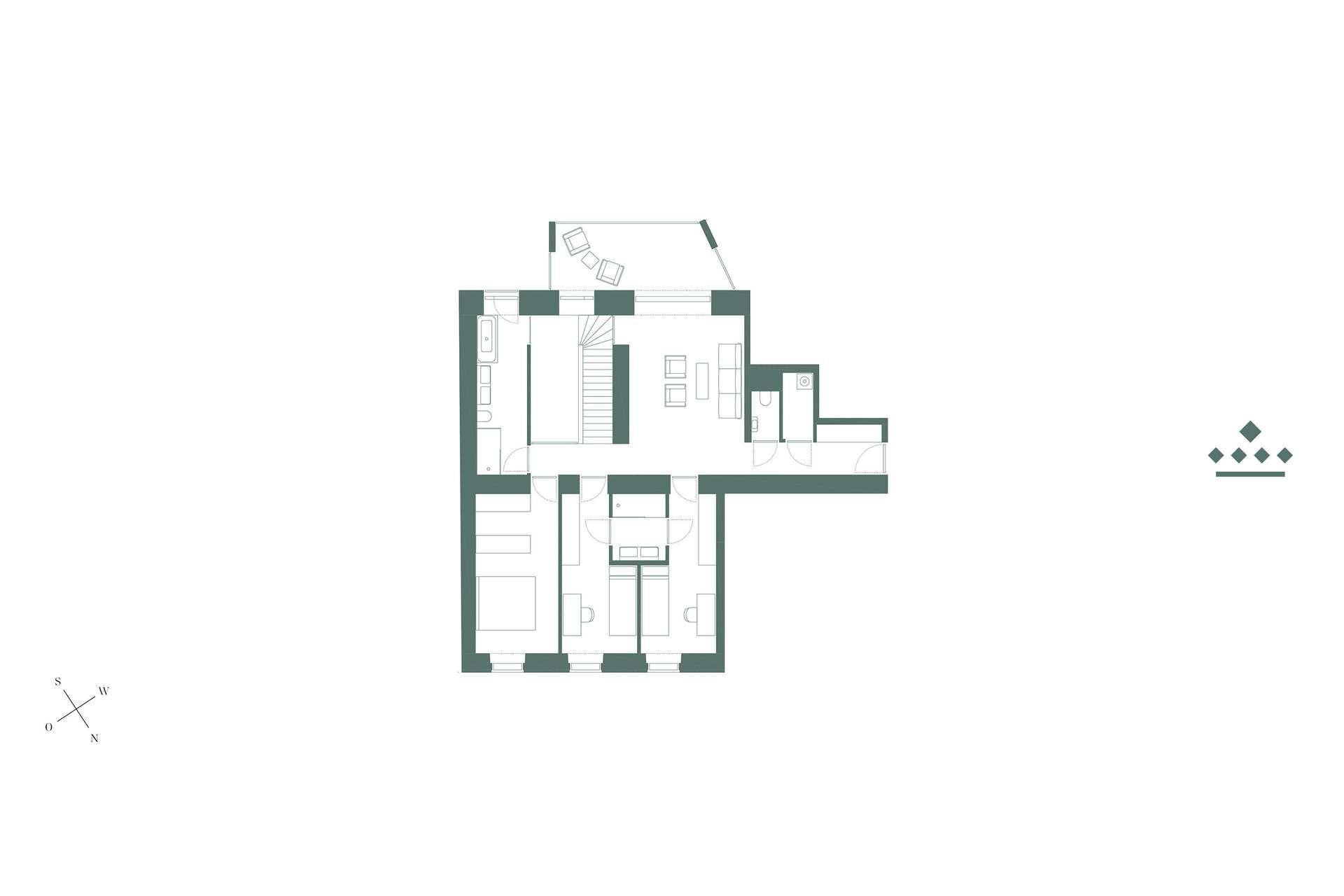 Grundriss einer größeren Wohnung mit mehreren Zimmern und Balkon.