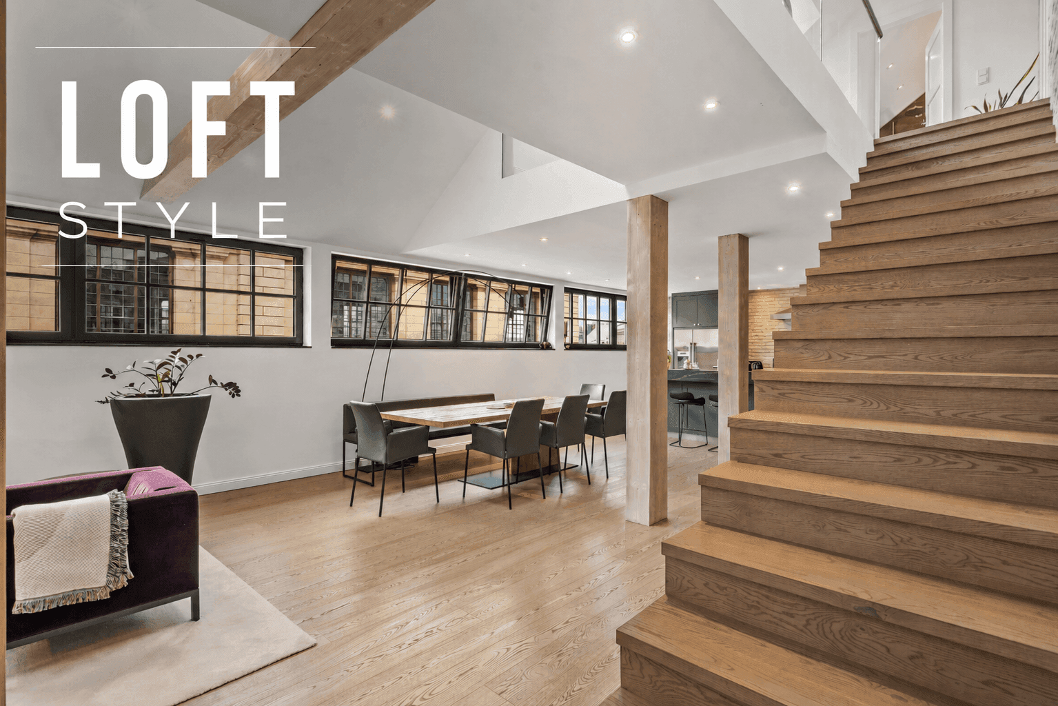 Helles Loft mit offener Treppe, Holzboden und großem Essbereich in modernem Design.