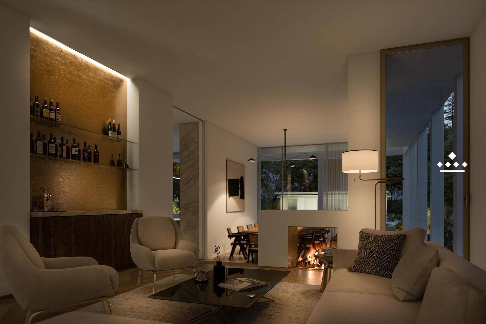 Elegantes Wohnzimmer mit integrierter Bar, Kamin und Blick in den Garten.