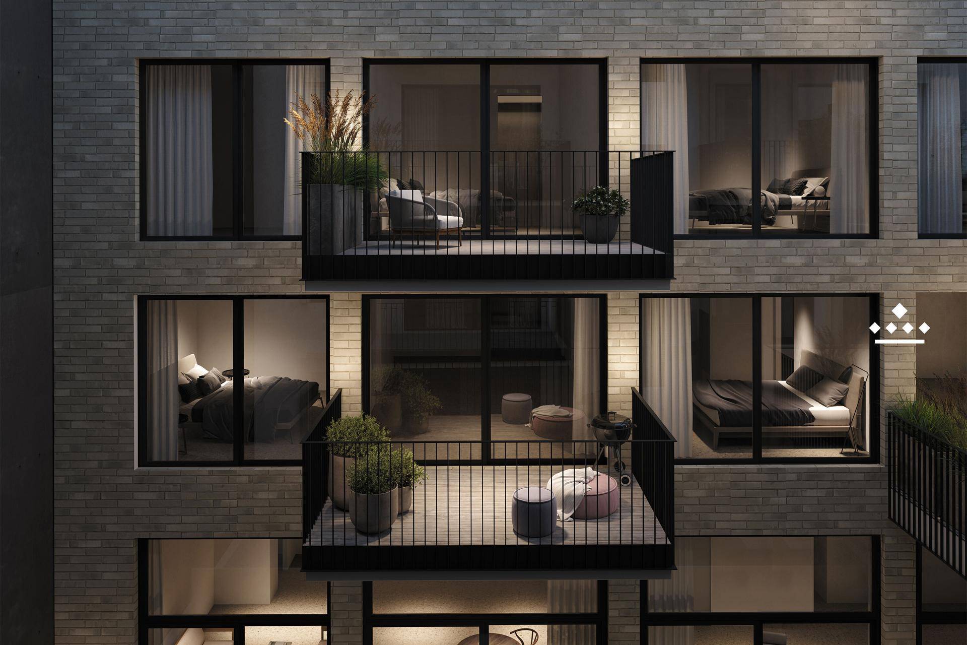 Fassade eines modernen Gebäudes bei Nacht mit beleuchteten Balkonen und Innenräumen.