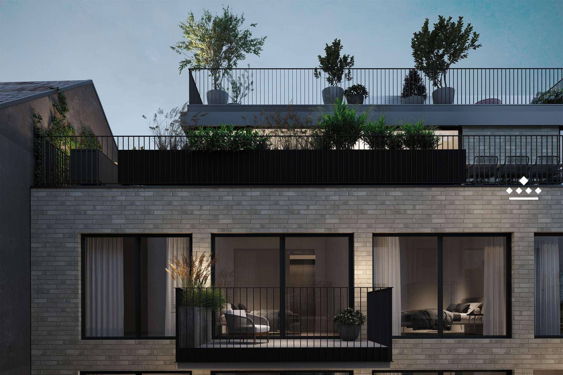 Moderne Gebäudefassade bei Dämmerung mit beleuchteten Balkonen und Dachterrassen.