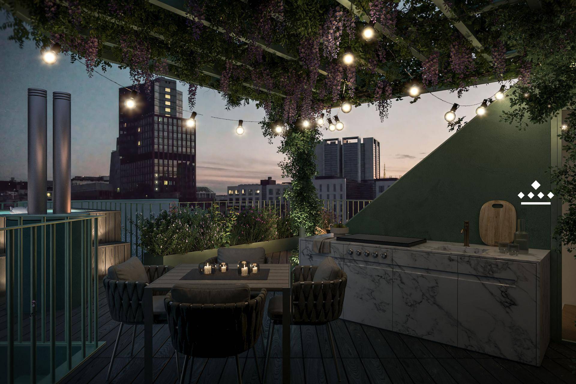 Abendliche Atmosphäre auf der Dachterrasse mit beleuchteter Außenküche und gemütlichem Essbereich.