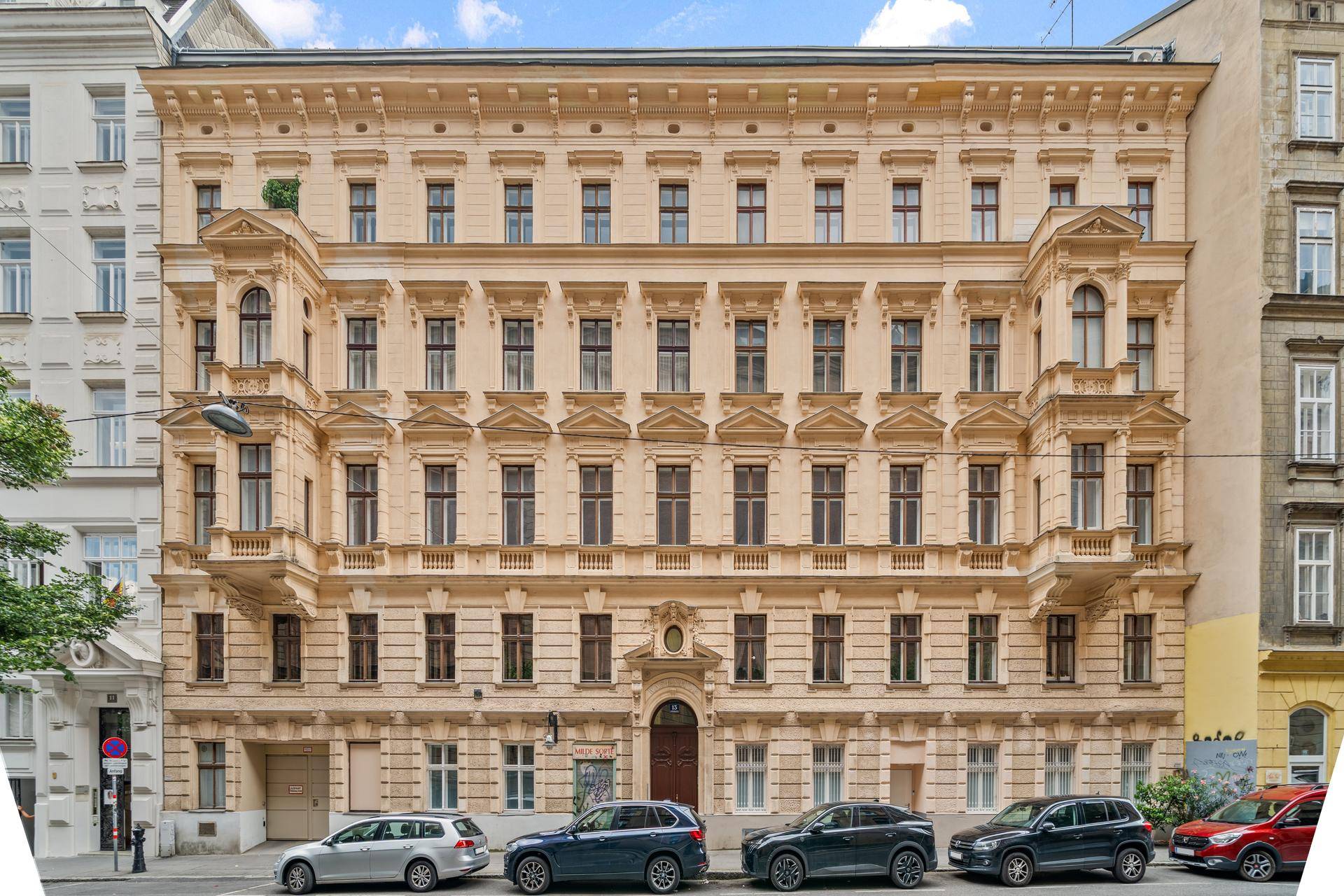 Historisches Gebäude mit eleganter Fassade, vielen Fenstern und klassischer Architektur.