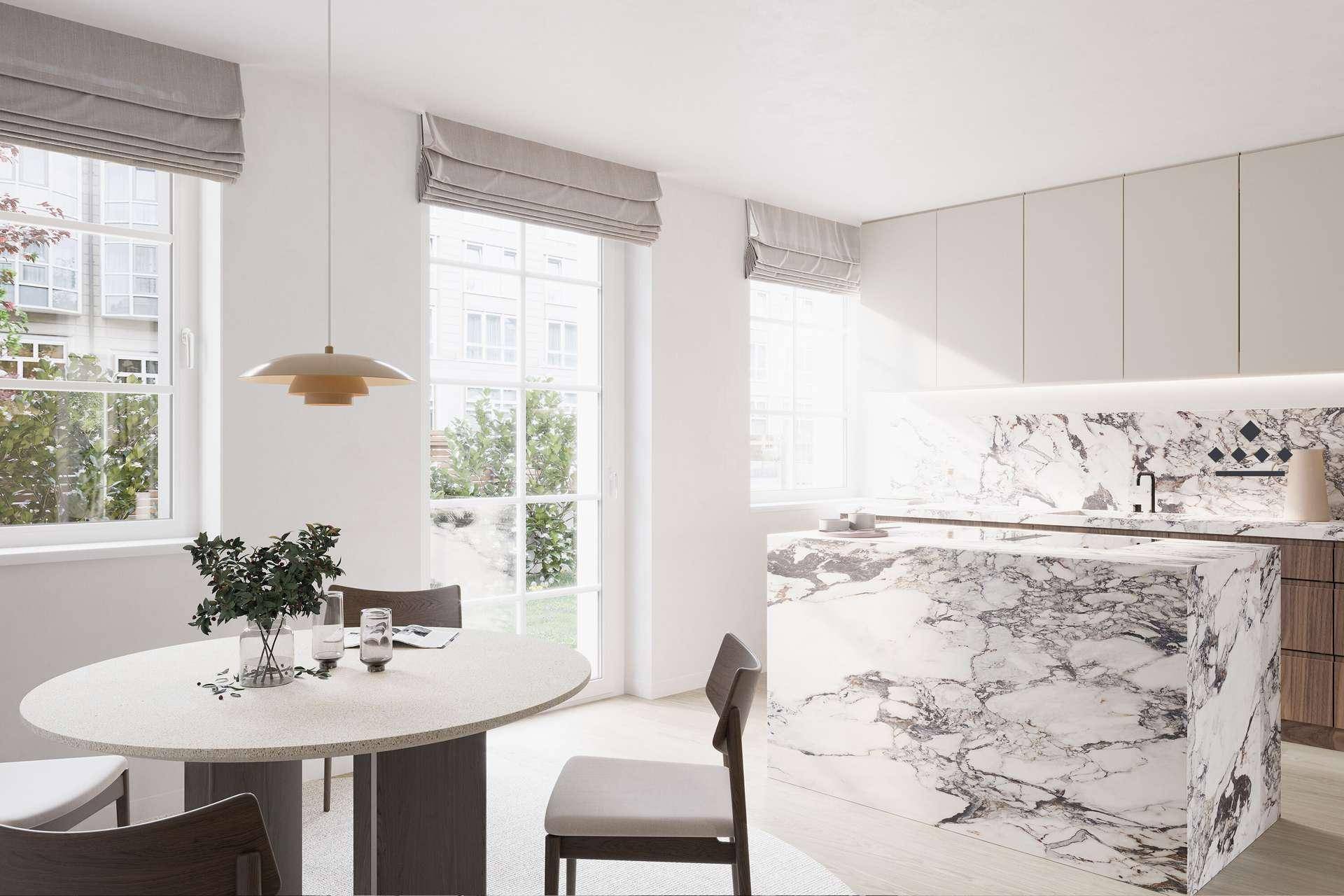 Elegante, moderne Küche mit großer Marmorinsel, weißen Schränken und hellem Essbereich am Fenster.