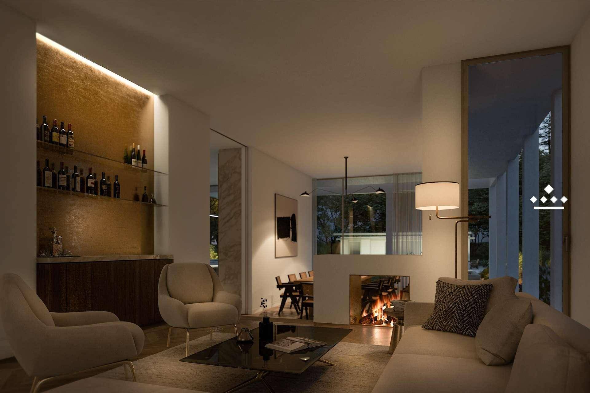 Modernes Wohnzimmer am Abend mit Kamin, integrierter Bar und stilvollen Möbeln.