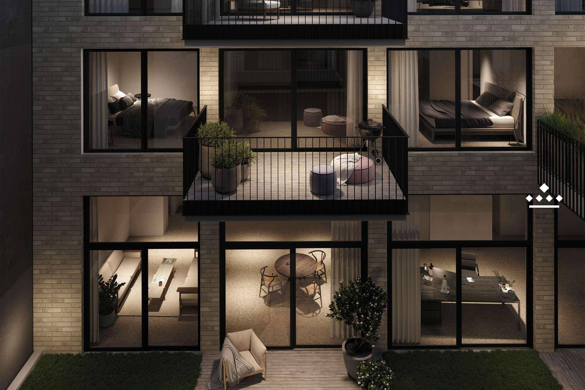 Moderne Gebäudefassade bei Nacht mit beleuchteten Balkonen und Wohnbereichen.