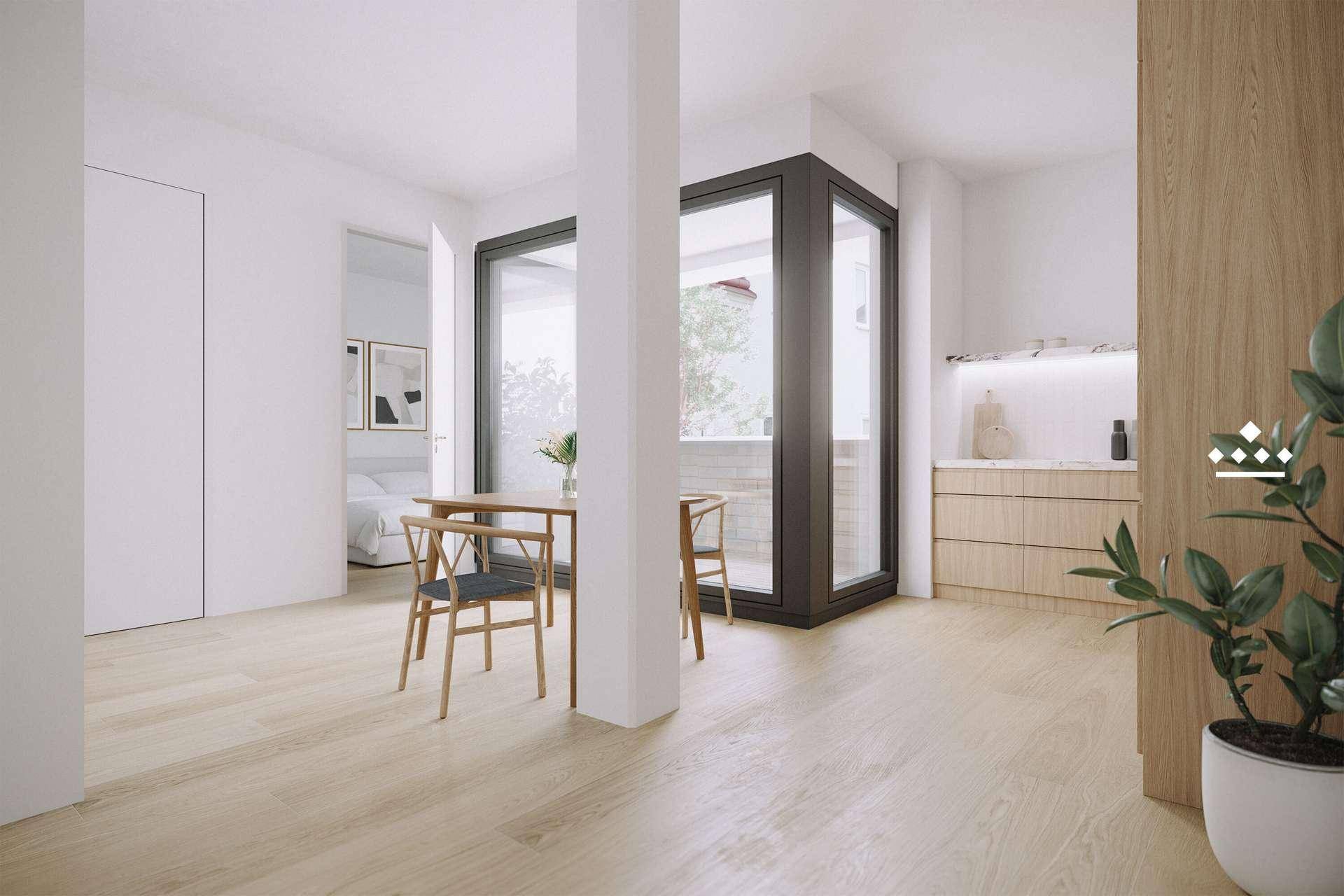 Heller Essbereich mit Holzboden, großem Fenster und angrenzender Küchenzeile.