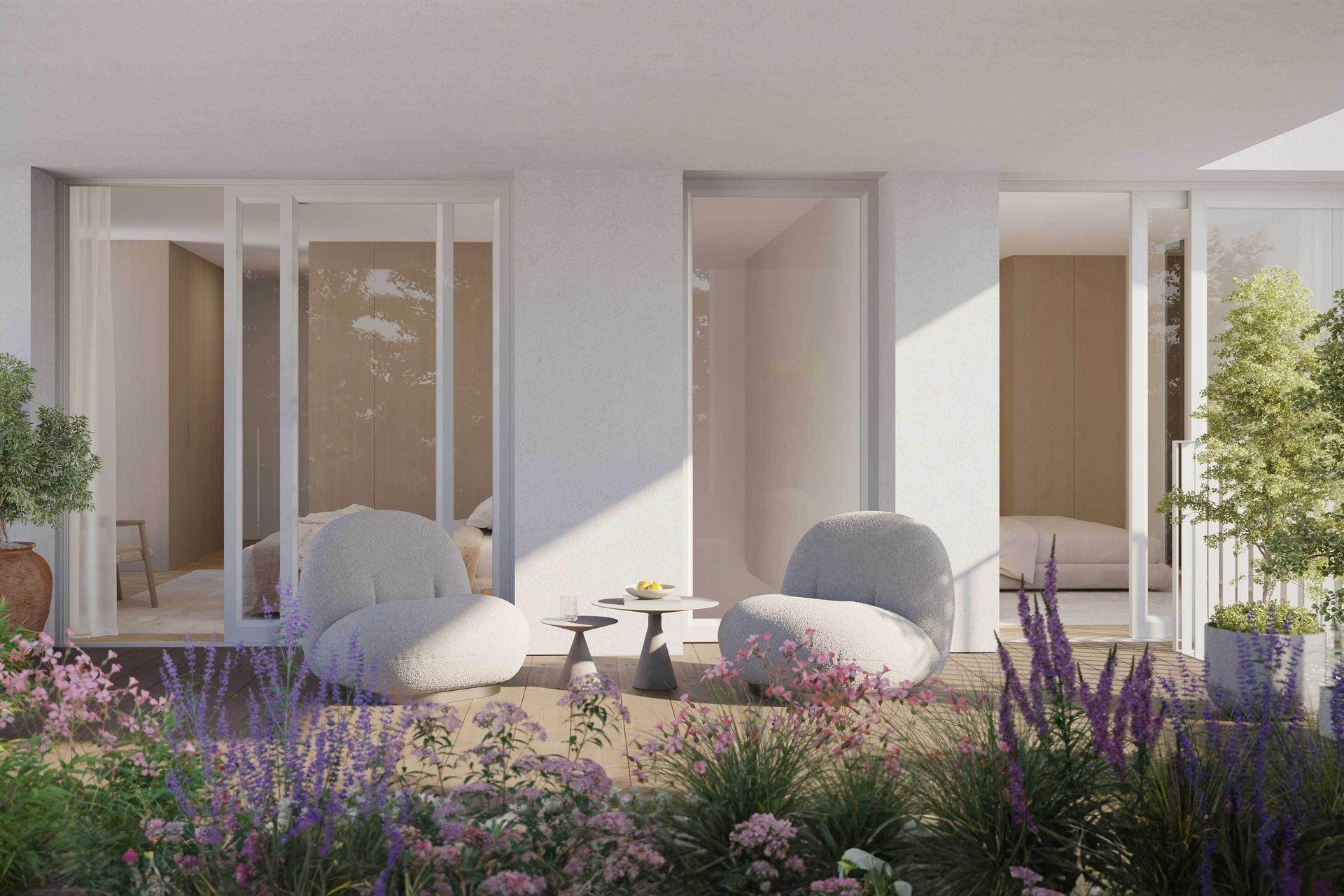 Einladender Balkon mit bequemen Sitzgelegenheiten und blühenden Pflanzen, ideal zum Entspannen.