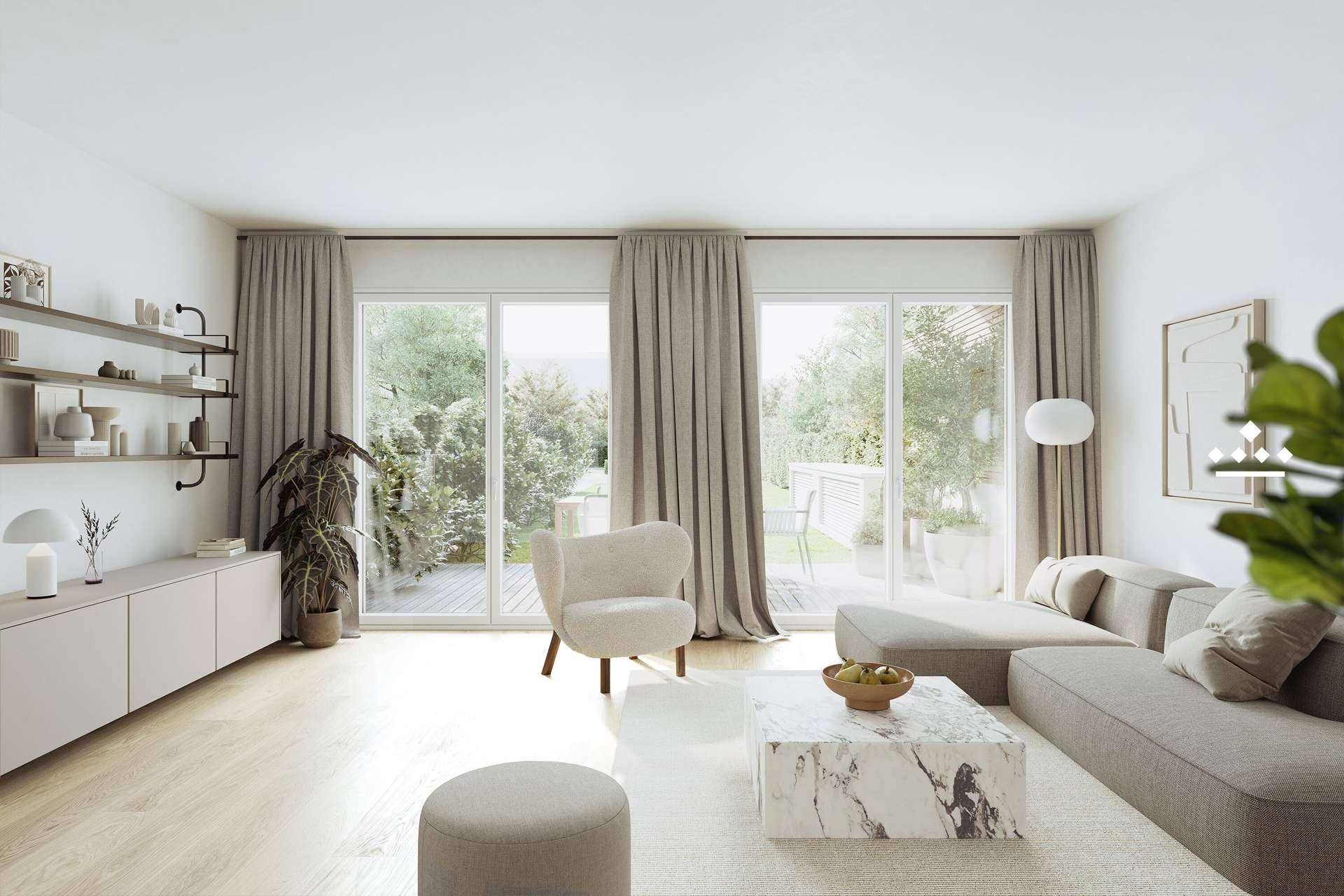 Helles, modernes Wohnzimmer mit Holzboden, großem Sofa und Zugang zu einer Terrasse mit Gartenblick.