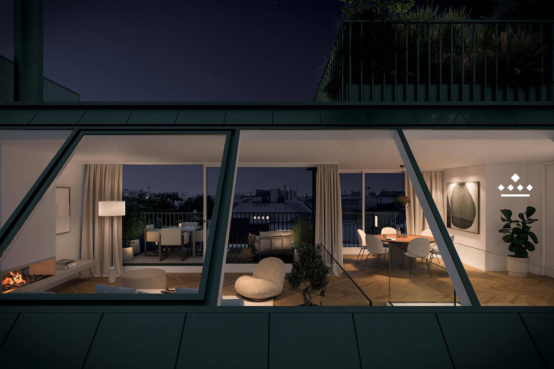 Abendliche Ansicht des Wohn-Essbereichs mit Kamin und beleuchteter Terrasse, die einen weiten Stadtblick bietet.