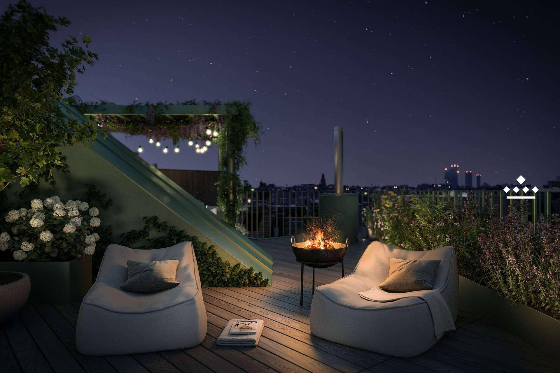 Gemütliche Dachterrasse bei Nacht mit Feuerstelle und bequemen Sitzgelegenheiten unter Sternenhimmel.