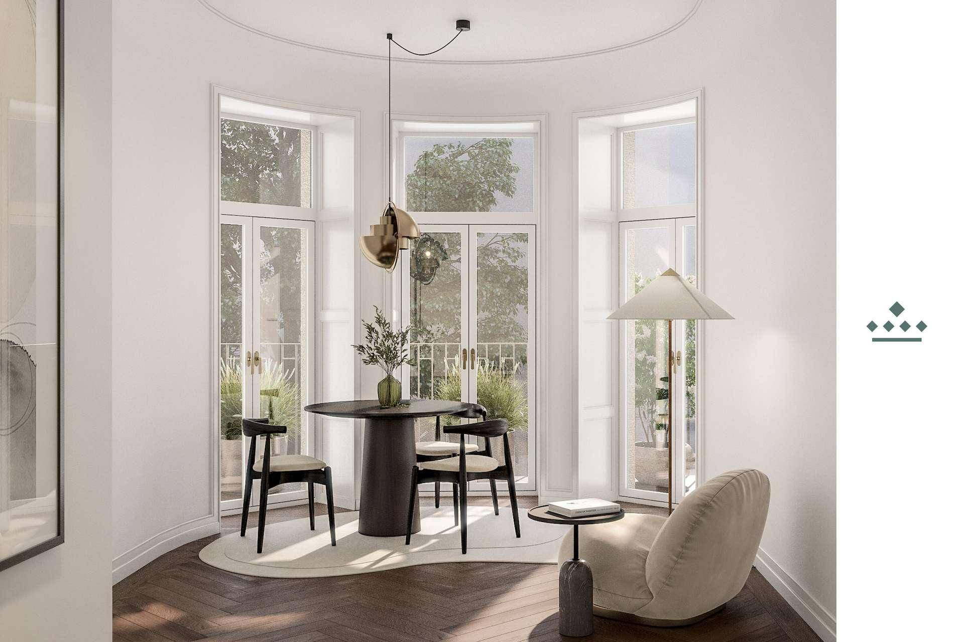 Eleganter Essbereich mit Rundbogenfenstern, Holzboden und modernem Design.