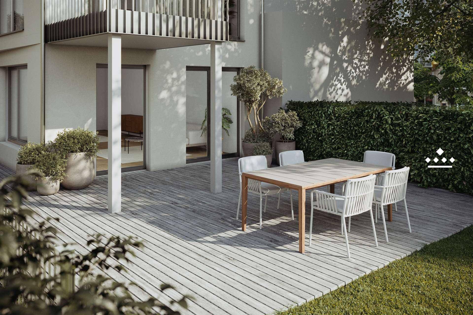 Geräumige Holzterrasse mit modernen Gartenmöbeln und Zugang zum Garten.