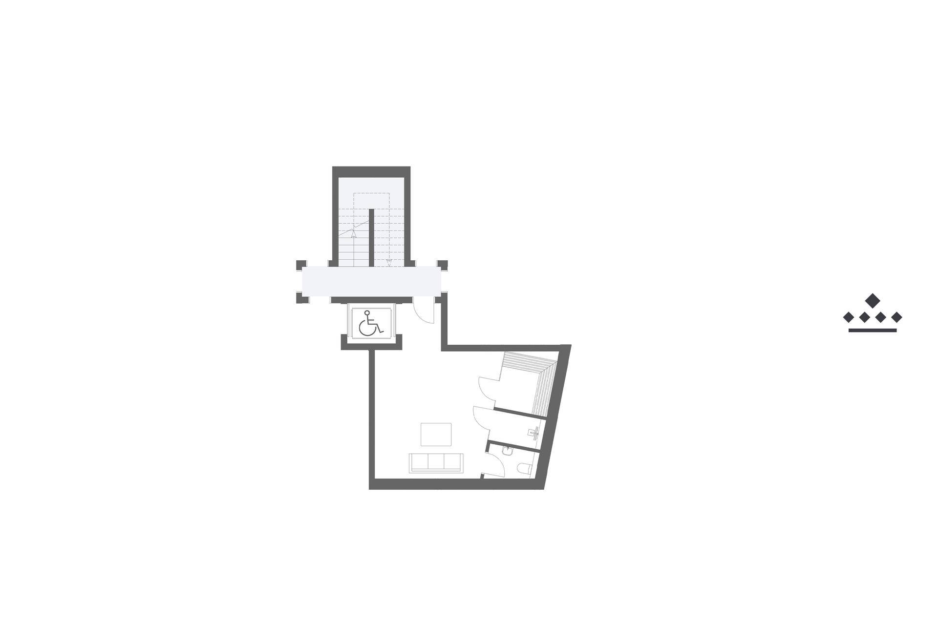 Grundrissplan zeigt einen Eingangsbereich mit Aufzug und ein kleines Badezimmer.