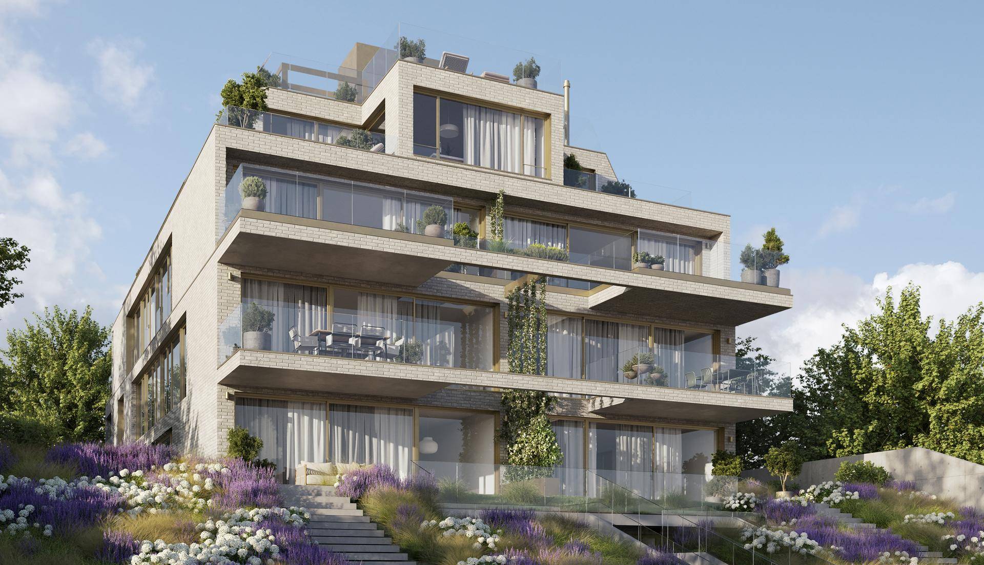 Modernes Apartmentgebäude mit terrassierten Balkonen und einem liebevoll angelegten Garten.