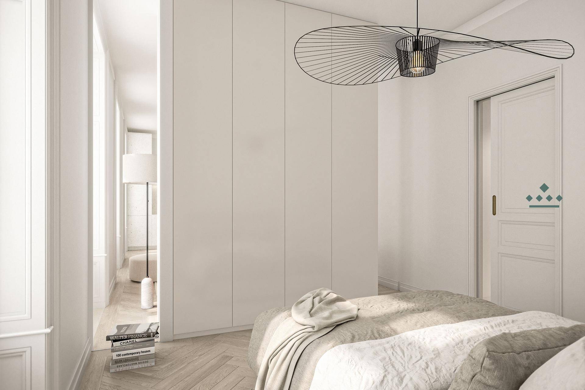 Modernes Schlafzimmer mit Einbauschränken, Parkettboden und stilvoller Beleuchtung.