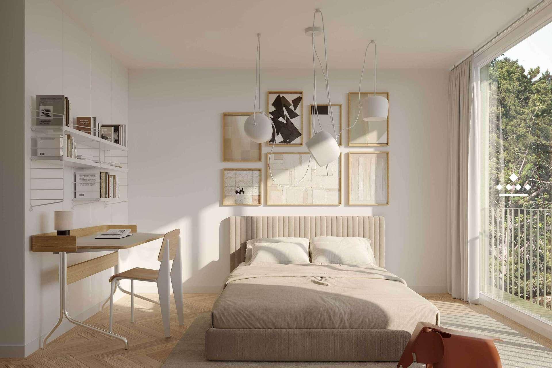 Helles Schlafzimmer mit Bett, Schreibtisch und großzügigem Zugang zu einem Balkon.