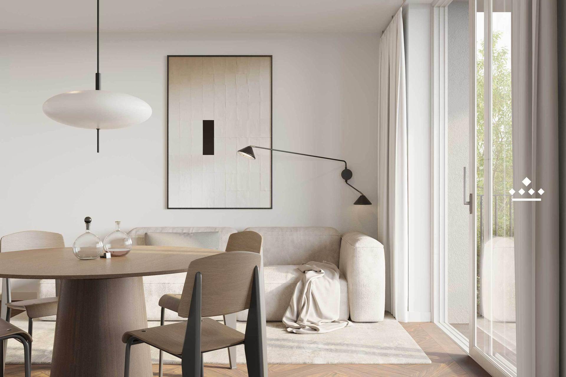 Moderner Wohn- und Essbereich mit Holzboden, stilvoller Einrichtung und Zugang zum Balkon.
