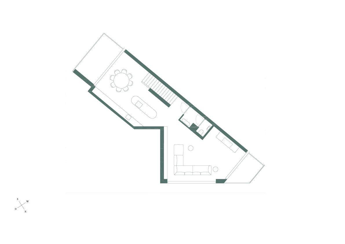Grundriss des zweiten Geschosses mit offenem Wohn-Essbereich und Treppe.