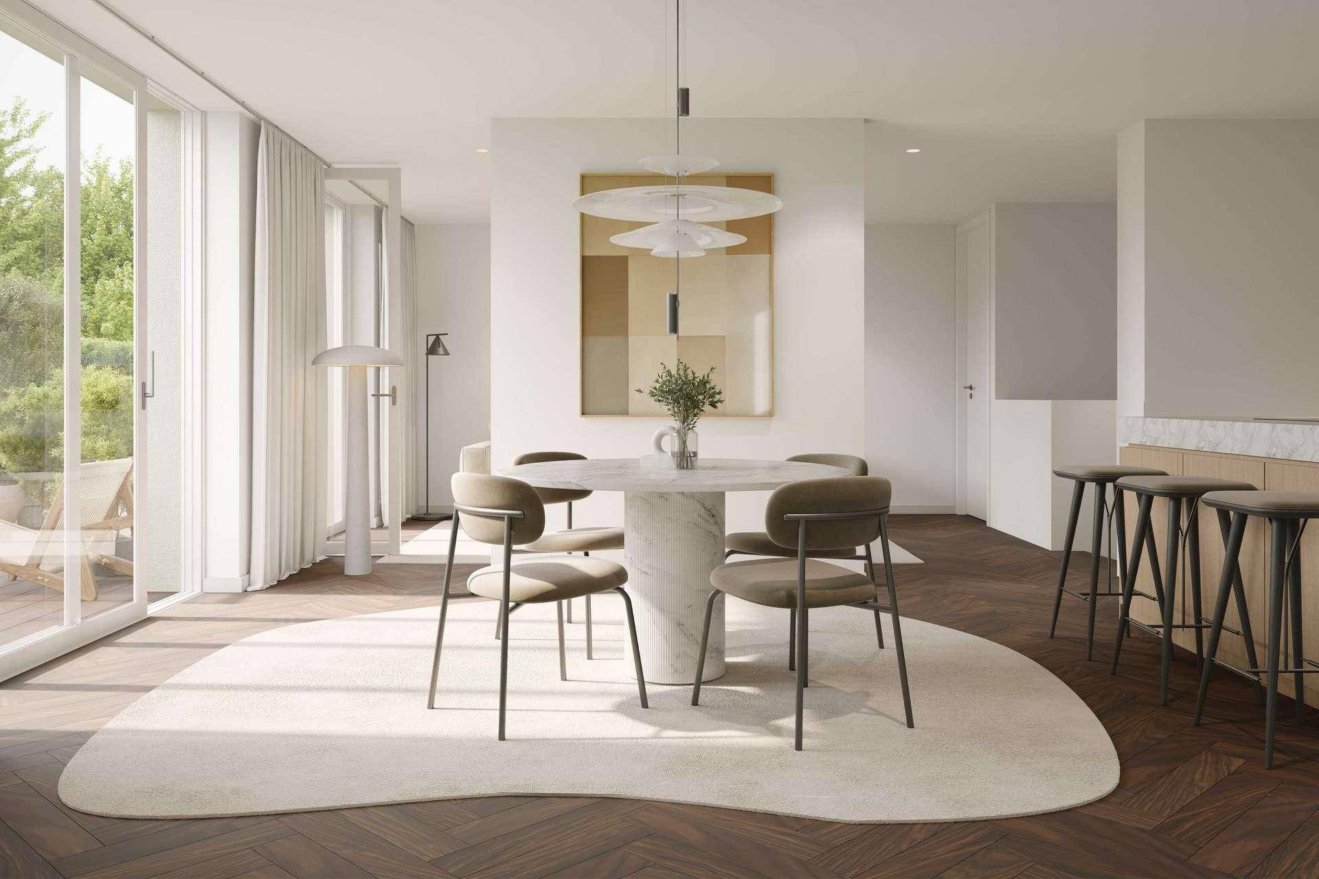 Eleganter Essbereich mit Marmortisch, modernen Stühlen und großen Fenstern zum Garten.