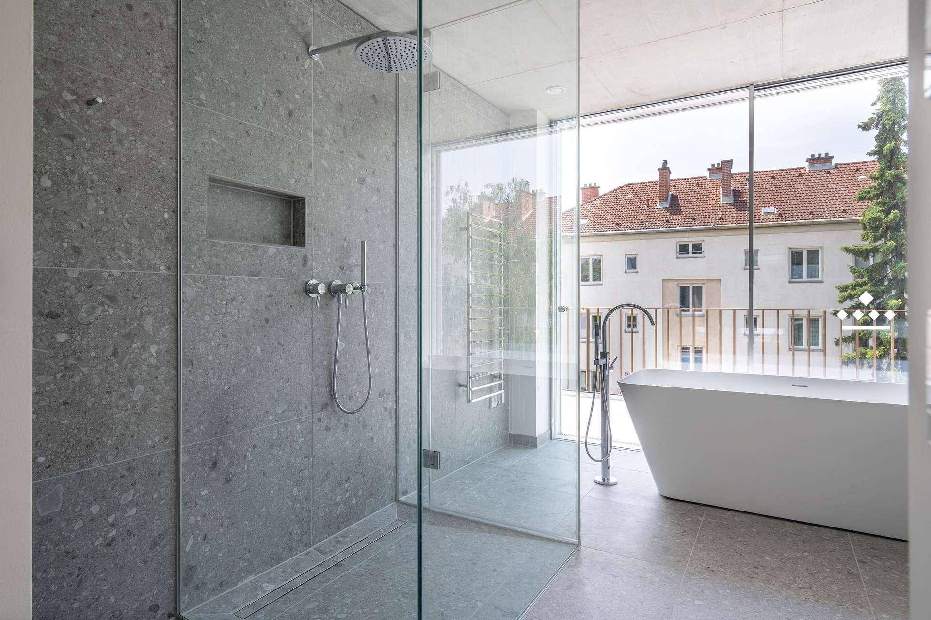 Modernes Badezimmer mit freistehender Badewanne und großer begehbarer Dusche.
