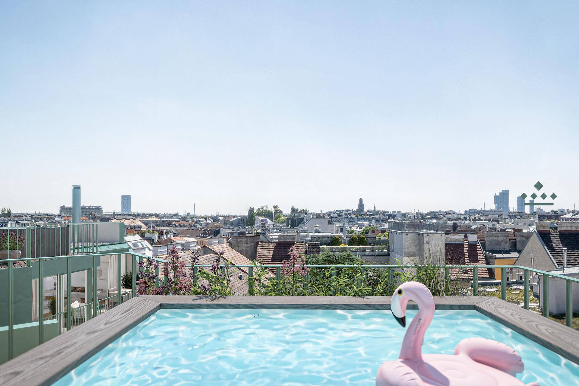 Dachterrasse mit kleinem Pool und aufblasbarem Flamingo, bietet einen Panoramablick über die Stadt.