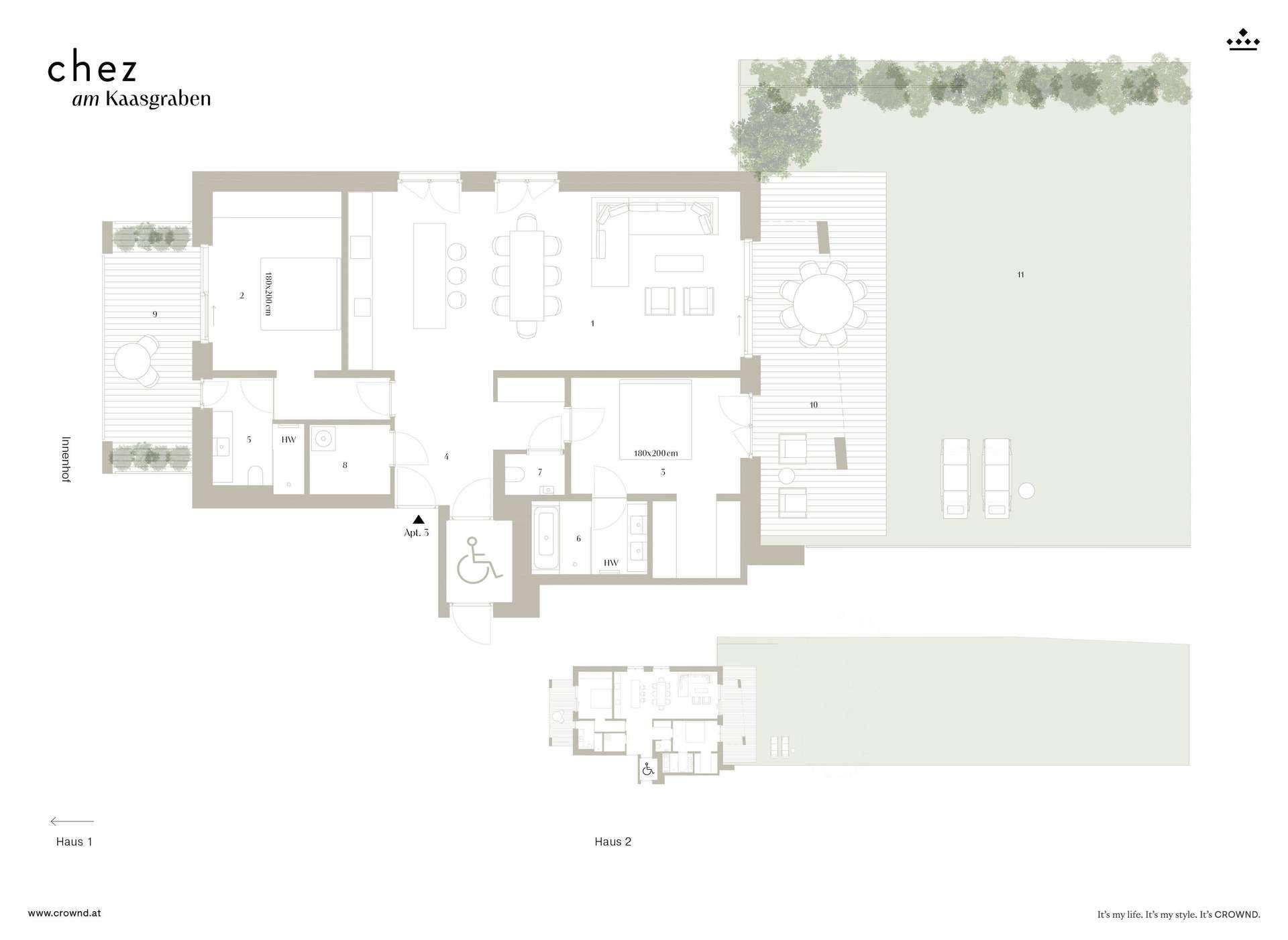 Detaillierter Grundriss mit zwei Häusern, Terrassen, Gärten und barrierefreiem Zugang.