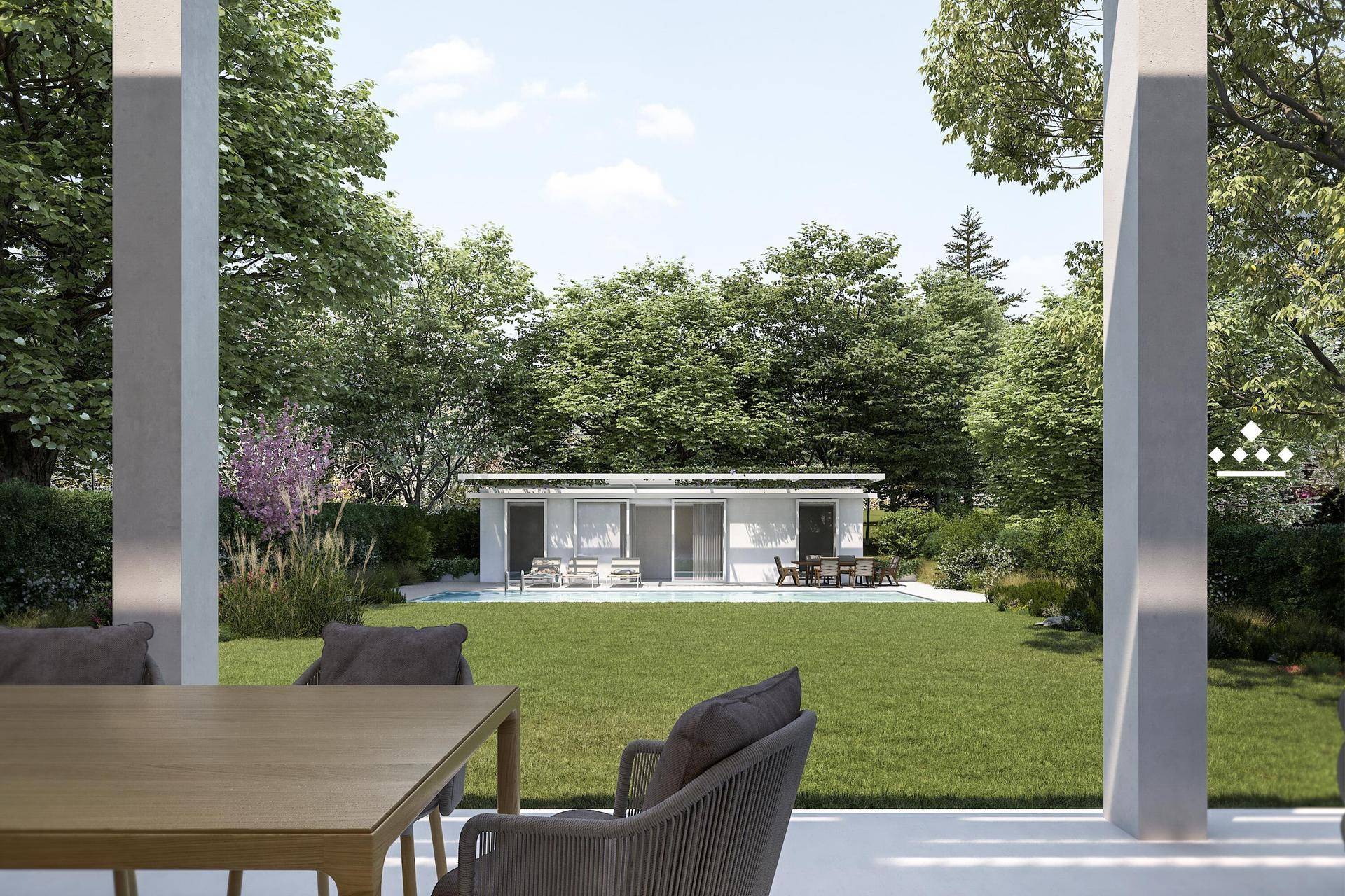 Großer, gepflegter Garten mit Rasenfläche und einem weiteren Gebäude im Hintergrund.