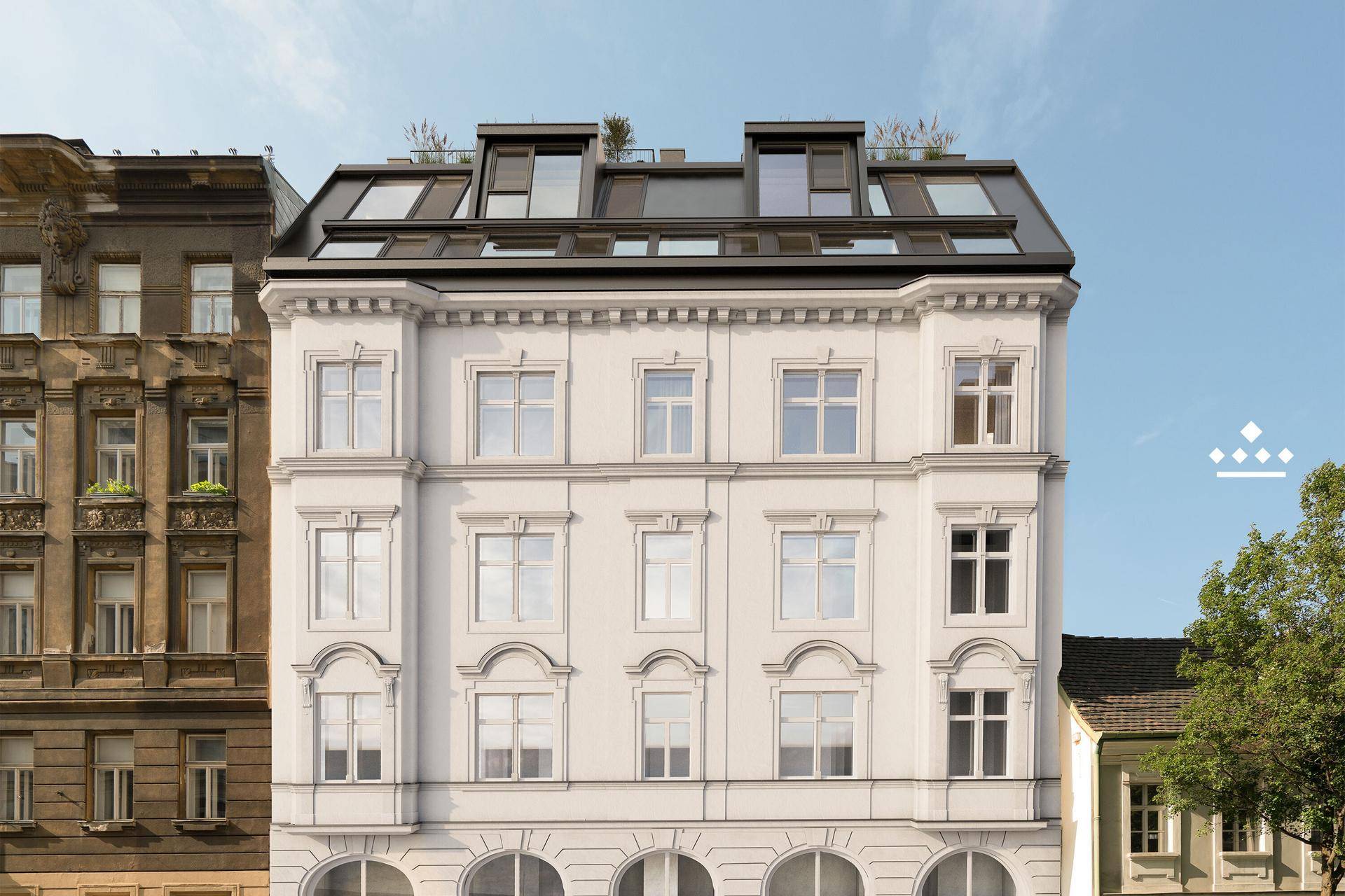 Elegante weiße Fassade eines Stadthauses mit modernen Dachgauben und klassischer Architektur, gut erhalten.