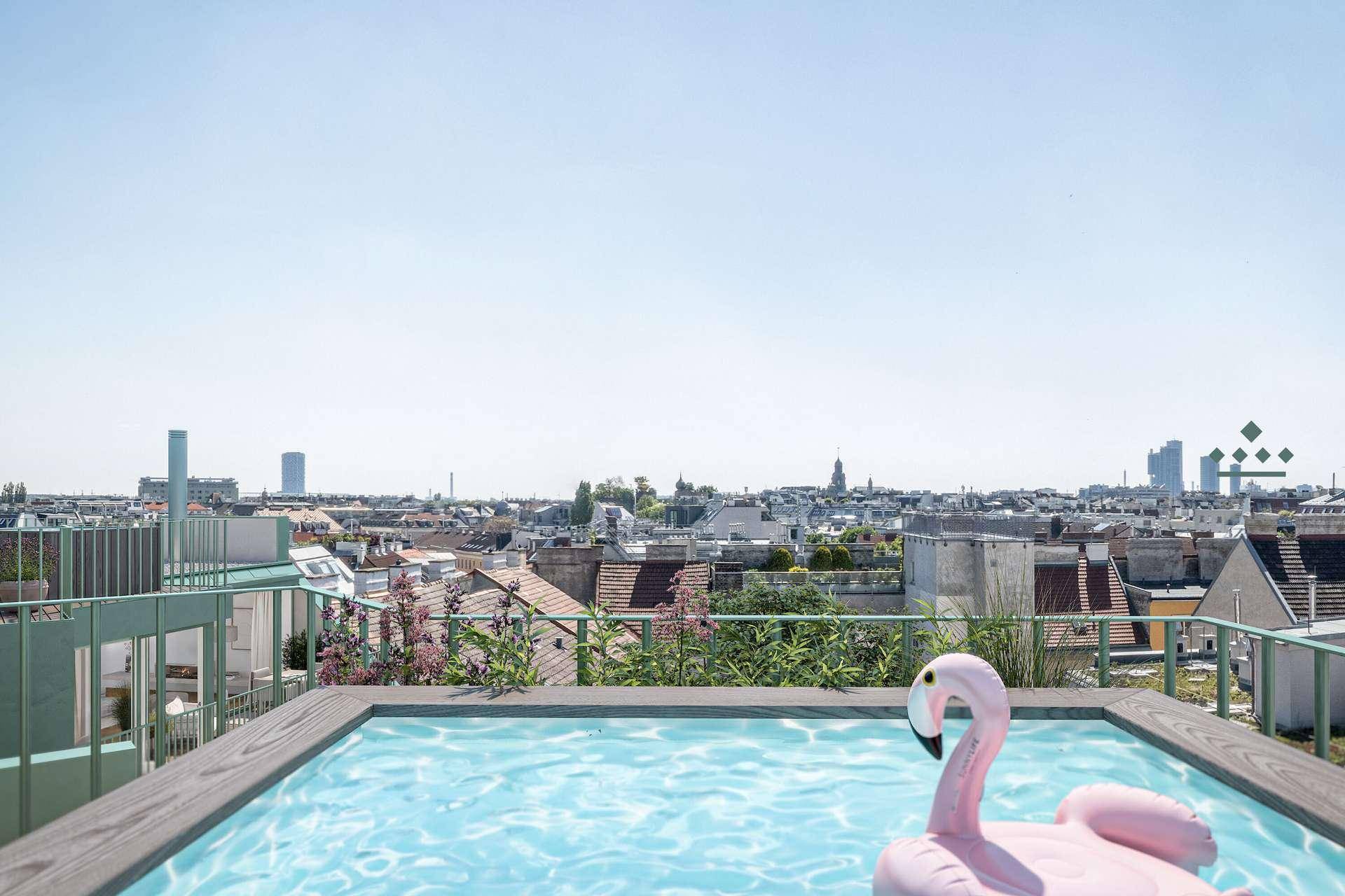 Dachterrasse mit Pool und weitem Blick über die Stadt, ideal für sommerliche Entspannung.