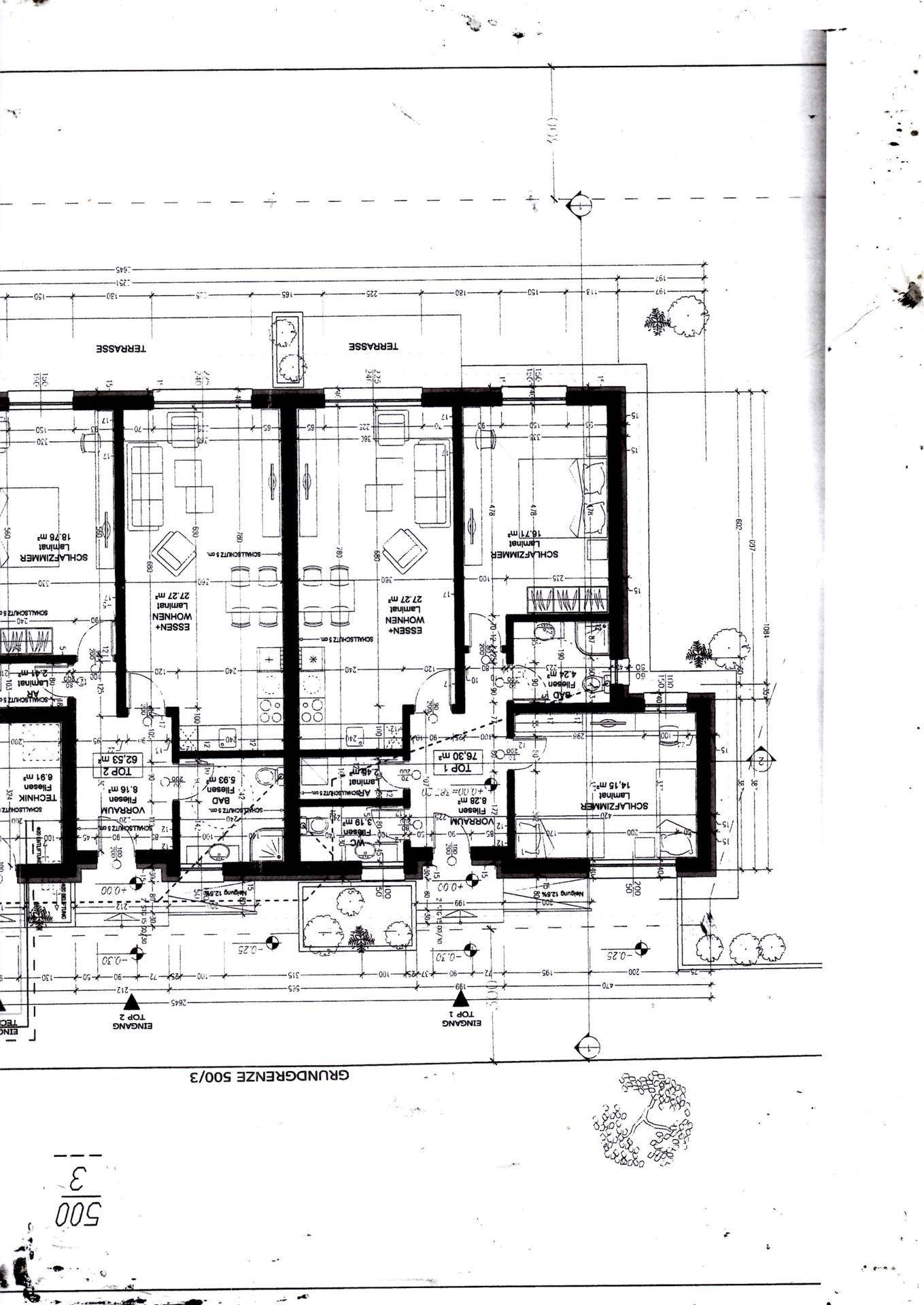 Grundrissplan zeigt die Aufteilung von zwei Wohneinheiten mit Terrassen und Gartenbereichen.
