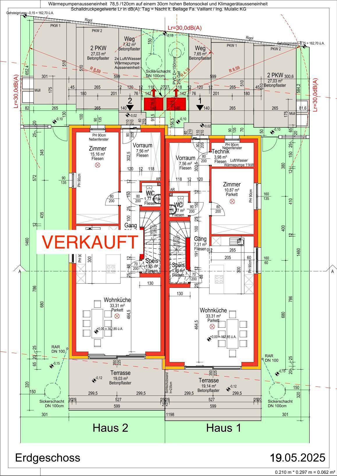 Grundriss des Erdgeschosses mit Wohnküche, Terrasse und Parkplätzen.