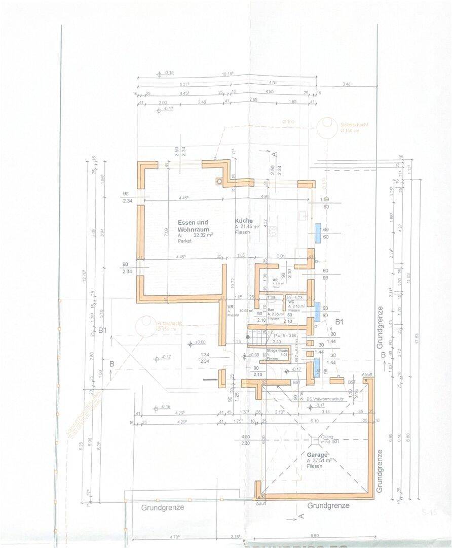 Grundriss des Erdgeschosses mit offenem Wohn-Essbereich, Küche und Garage.