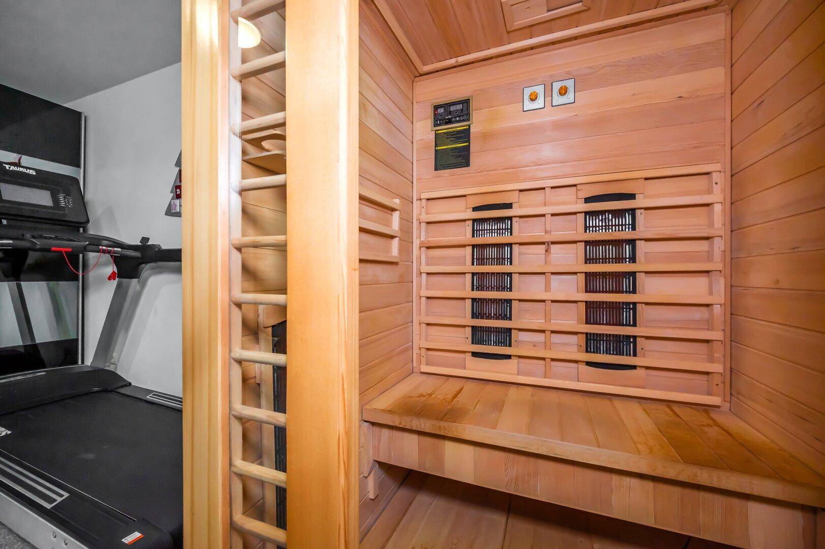 Detailansicht einer modernen Infrarotsauna aus hellem Holz mit integrierten Heizelementen.