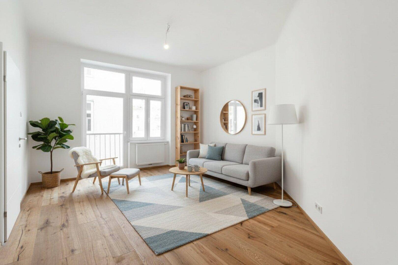 Helles Wohnzimmer mit Holzboden, moderner Einrichtung und Zugang zu einem französischen Balkon.
