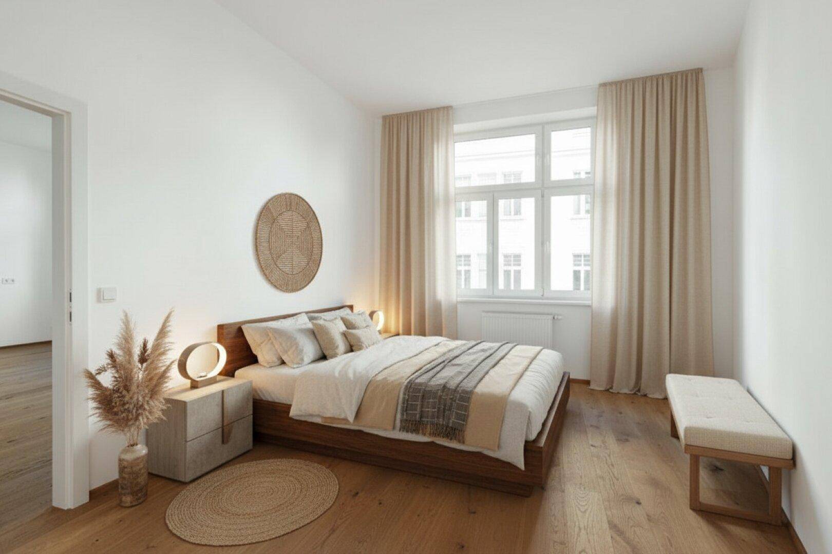 Helles Schlafzimmer mit Holzbett, Parkettboden und großen Fenstern mit beigen Vorhängen.