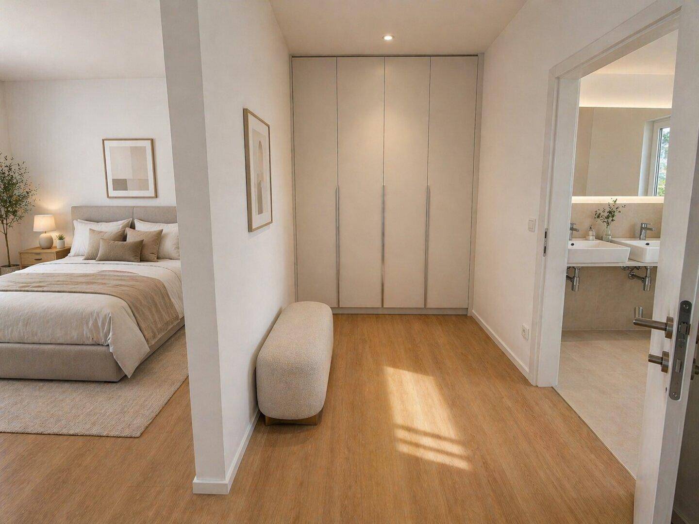 Helles Schlafzimmer mit Holzboden, Einbauschrank und direktem Zugang zum Badezimmer.