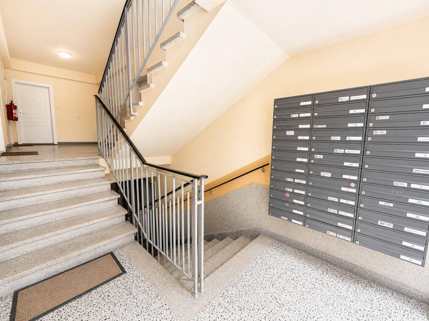 Treppenhaus mit Briefkästen und Zugang zu den Wohneinheiten.
