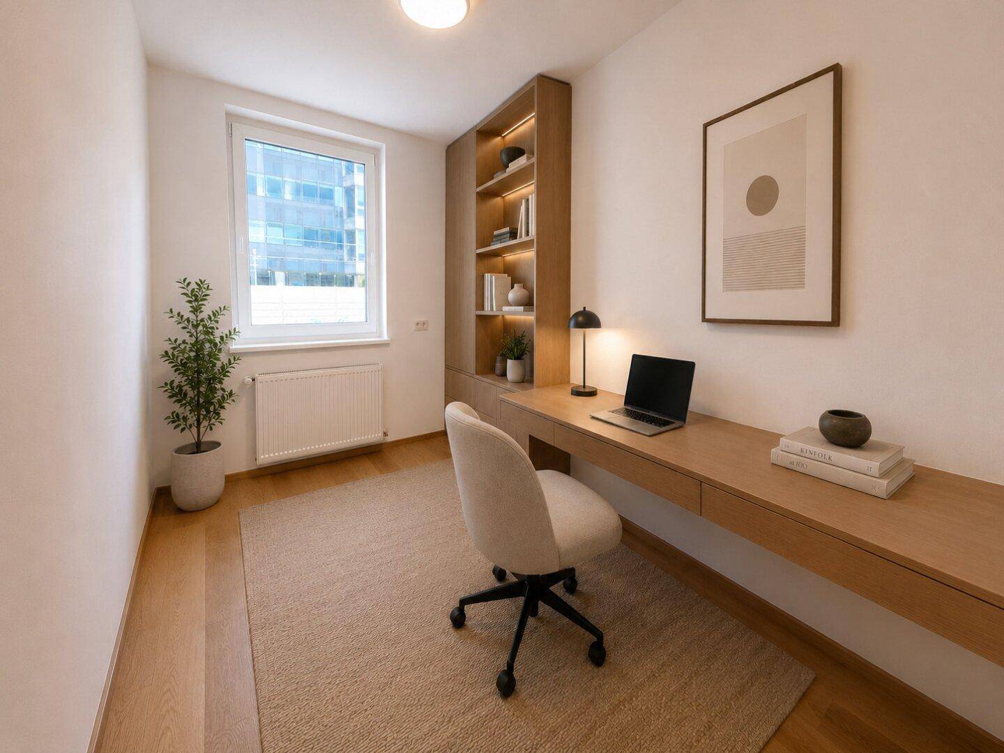 Modernes Arbeitszimmer mit integriertem Schreibtisch, Regal und Blick ins Grüne.