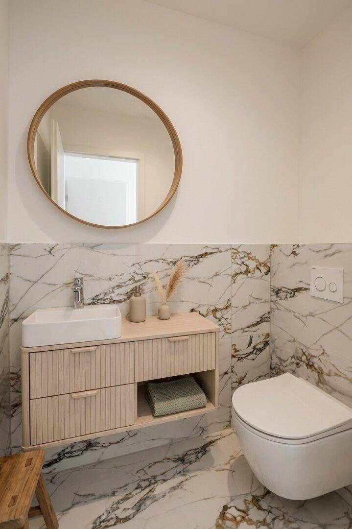 Modernes Gäste-WC mit Marmorfliesen, wandhängendem WC und Holzwaschtisch.
