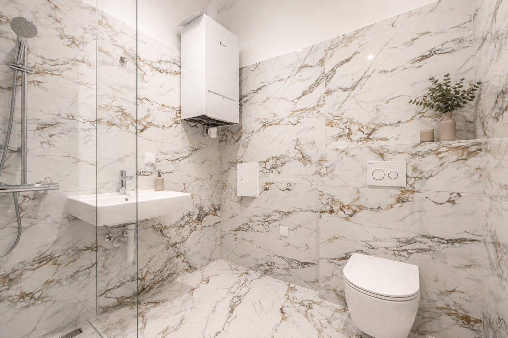 Stilvolles Badezimmer mit Marmorfliesen, Dusche, WC und wandhängendem Waschbecken, sehr gepflegt.