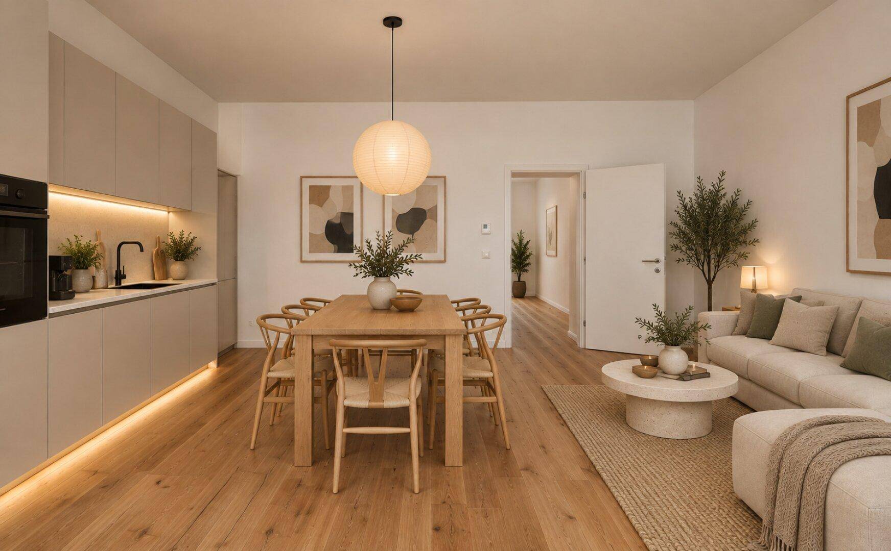 Offener Wohnbereich mit integrierter Küche, Esstisch und Sofa, modern und einladend gestaltet.