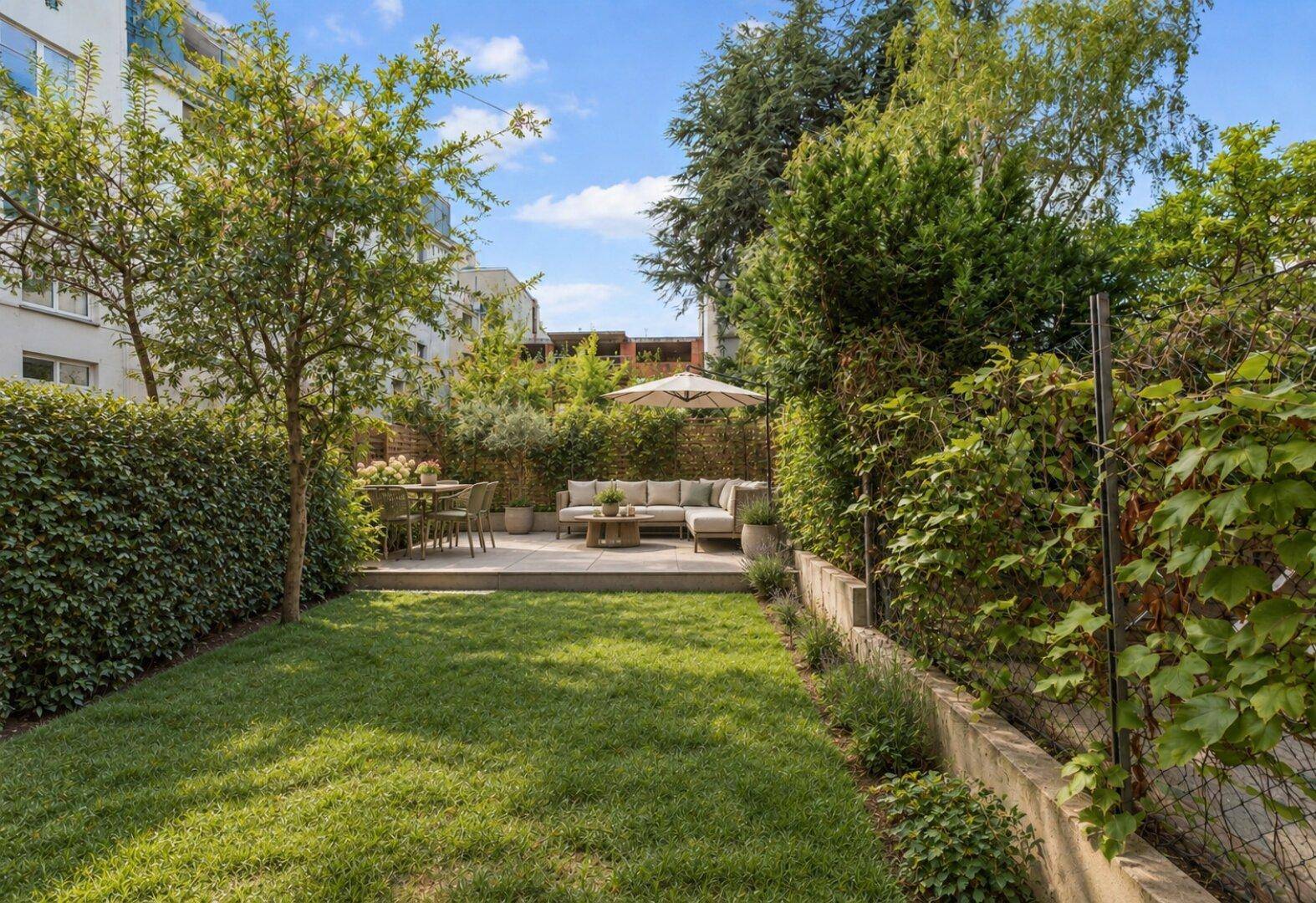 Gepflegter Garten mit Rasenfläche, Hecke und möblierter Terrasse, ideal zum Entspannen.